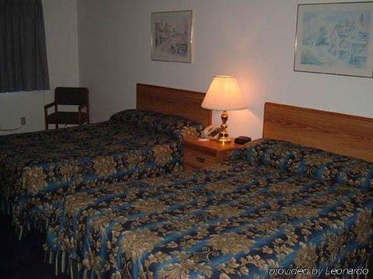 Sky Lodge Inn & Suites - Delavan Room photo