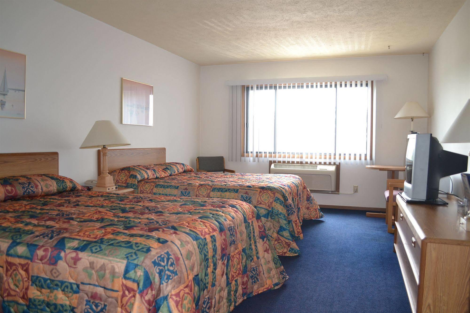 Sky Lodge Inn & Suites - Delavan Exterior photo